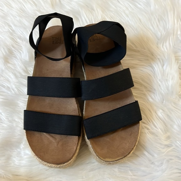 Women’s Wedge Strapped Sandals NWOTSize 9 - Picture 2 of 3